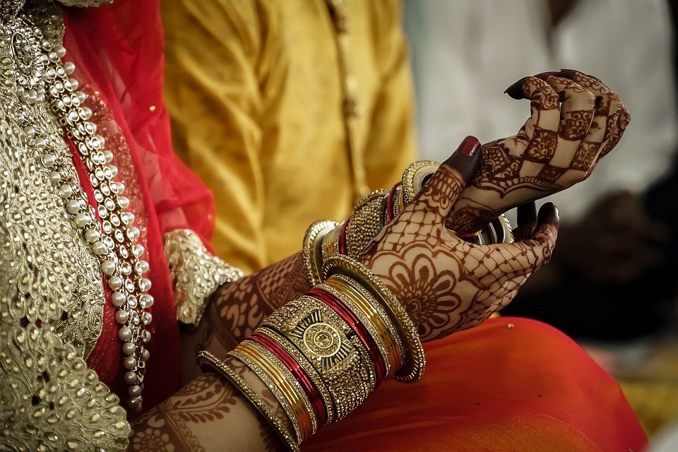 Step-by-Step Guide: Bridal Makeup Tips for Indian Brides to Enhance Their Natural Beauty